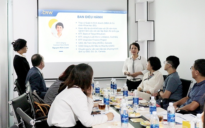 Đại diện CNW mở đầu buổi hội thảo và giới thiệu ông Trafford Busuttil 