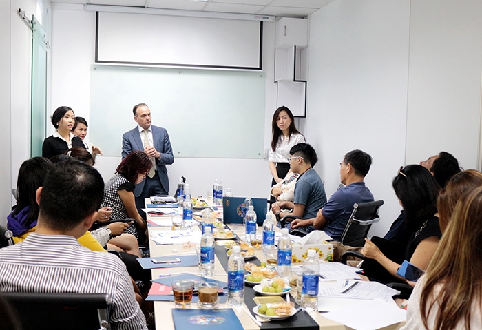 Ông Trafford Busuttil và đại diện CNW trả lời nhiều câu hỏi thắc mắc của các nhà đầu tư 
