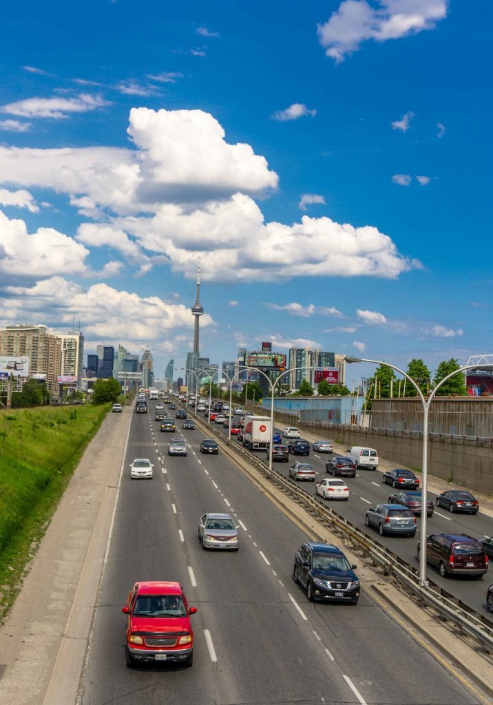 Đường phố tại Toronto luôn tấp nập. Ô tô là phương tiện di chuyển cá nhân lý tưởng tại Canada.